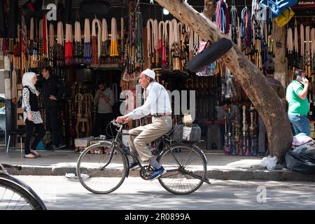 Damas, Syrie - Mai 2023 : vieil homme à vélo dans la rue de Damas, Syrie Banque D'Images