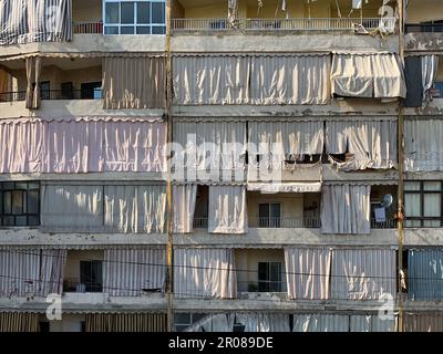 Rideaux sur le balcon dans la façade de l'immeuble d'appartements à Beyrouth, Liban Banque D'Images