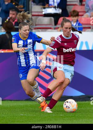 Crawley, Royaume-Uni. 07th mai 2023. Veatriki Sarri de Brighton et Hove Albion et Lucy Parker de West Ham se sont Unis lors du match de Super League des femmes de la FA entre Brighton & Hove Albion Women et West Ham United Ladies au stade des pensions du peuple sur 7 mai 2023 à Crawley, au Royaume-Uni. (Photo de Jeff Mood/phcimages.com) Credit: PHC Images/Alamy Live News Banque D'Images