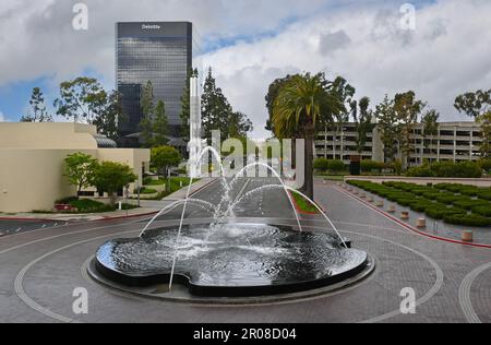 COSTA MESA, CALIFORNIE - 5 MAI 2023 : vue depuis Segerstrom Hall, vue sur Town Center Drive vers South Coast Plaza. Banque D'Images