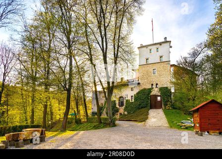 Korzkiew, Pologne - 1 mai 2023: Zamek médiéval avec Korzkwi Château roman de Korzkiew, partie de la piste des nids des aigles itinéraire touristique près de Cracovie en L Banque D'Images