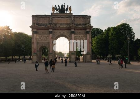 Vue sur l'Arc de Triomphe du carrousel au coucher du soleil avec champs-Élysées en arrière-plan à Paris. Banque D'Images