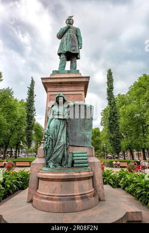 La statue de Johan Ludvig Runeberg de 1885 est une statue dédiée à l'auteur finlandais-suédois, poète national (1804-1877), conçue et sculptée par lui Banque D'Images