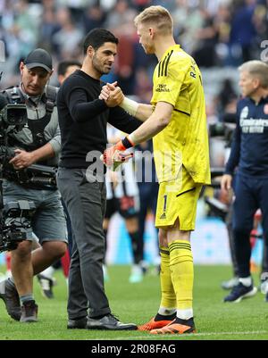 7th mai 2023 ; St James' Park, Newcastle, Angleterre : Premier League football, Newcastle United contre Arsenal ; Mikel Arteta, le directeur d'Arsenal, félicite Aaron Ramsdale à la fin du match Banque D'Images