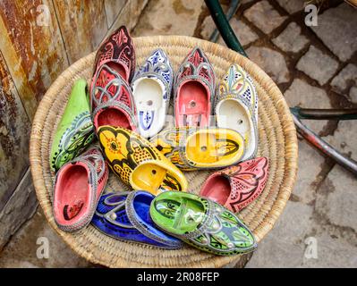 Vue de dessus des chaussures en céramique colorées marocaines traditionnelles à vendre dans les souks de la médina du Maroc Marrakech. Banque D'Images