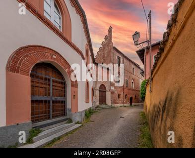 Pinerolo, Turin, Piémont, Italie - 29 avril 2023 : Palais des princes d'Acaja ou Nouveau château (14th siècle) sur le chemin du château Banque D'Images