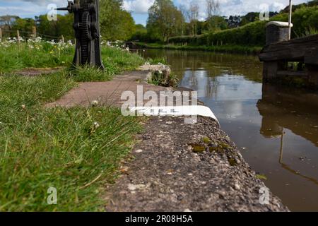 Ligne de seuil, ou Cill, peinte sur le côté d'une écluse de canal. Concept de voie navigable britannique Banque D'Images