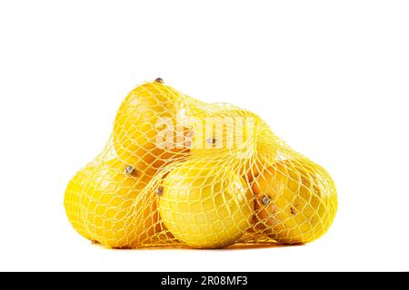 Groupe des citrons mûrs dans un sac-filet contre fond blanc Banque D'Images