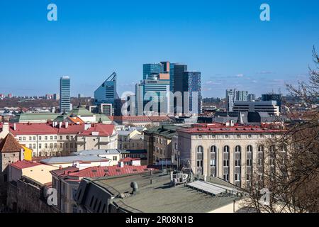 Des immeubles de haute hauteur ont vue sur les toits de Südalinn lors d'une journée de printemps ensoleillée à Tallinn, Estonie Banque D'Images