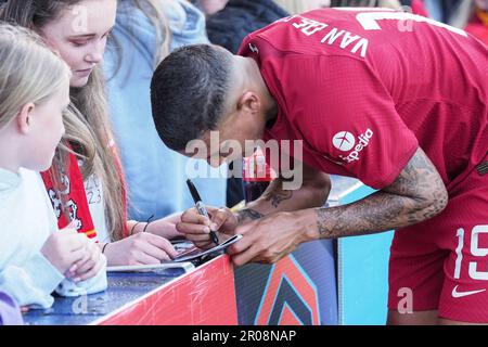 Liverpool, Royaume-Uni. 07th mai 2023. Liverpool, Angleterre, 7 mai 2023: Shanice Van de Sanden (19 Liverpool) signe des autographes lors du match de la Super League Barclays Womens entre Liverpool et Manchester City au parc de Prenton à Liverpool, Angleterre (Natalie Mincher/SPP) Credit: SPP Sport Press photo. /Alamy Live News Banque D'Images
