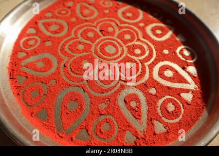 Aarti thali décoration avec vermillion. arti thaali décoré de kumkum Banque D'Images