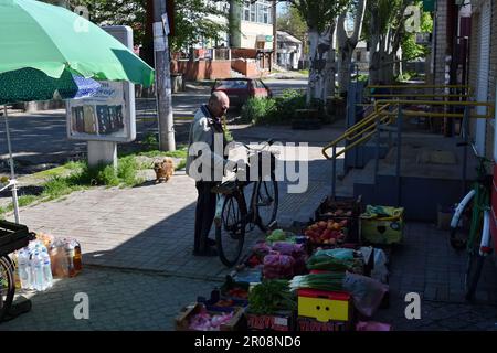 Orikhiv, Ukraine. 06th mai 2023. Un résident local est vu dans le marché le matin dans le centre d'Orikhiv. Selon le maire de Melitopol Ivan Fedorov, les forces russes bombardant régulièrement l'oblast de Zaporizhzia et ont augmenté le nombre de troupes dans la région. Selon des sources russes, Zaporizhzhia Oblast est l'une des zones probables de la contre-offensive ukrainienne tant attendue. Crédit : SOPA Images Limited/Alamy Live News Banque D'Images