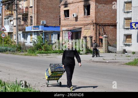 Orikhiv, Ukraine. 06th mai 2023. Un habitant de la région descend la rue pour l'aide humanitaire à Orikhiv. Selon le maire de Melitopol Ivan Fedorov, les forces russes bombardant régulièrement l'oblast de Zaporizhzia et ont augmenté le nombre de troupes dans la région. Selon des sources russes, Zaporizhzhia Oblast est l'une des zones probables de la contre-offensive ukrainienne tant attendue. Crédit : SOPA Images Limited/Alamy Live News Banque D'Images