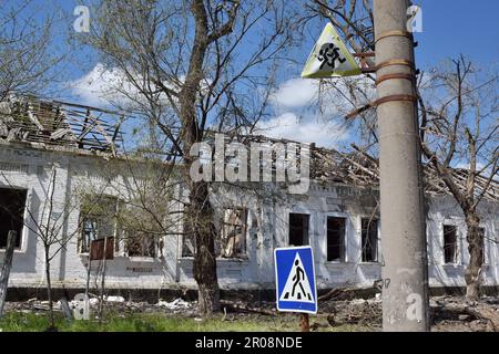 Orikhiv, Ukraine. 06th mai 2023. Une vue de l'école secondaire détruite après les bombardements russes à Orikhiv. Selon le maire de Melitopol Ivan Fedorov, les forces russes bombardant régulièrement l'oblast de Zaporizhzia et ont augmenté le nombre de troupes dans la région. Selon des sources russes, Zaporizhzhia Oblast est l'une des zones probables de la contre-offensive ukrainienne tant attendue. Crédit : SOPA Images Limited/Alamy Live News Banque D'Images