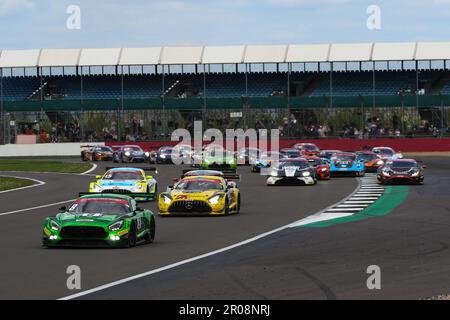 La Mercedes-AMG 8 Team Abba Racing GT3, conduite par Richard Neary et Sam Neary GT3 Silver-Am, a mené le pack à travers le tour 1 au cours de la ronde 3 du Championnat britannique Intelligent Money GT au circuit Silverstone, dans le Northamptonshire. 07 mai 2023. Photo de Jurek Biegus. Utilisation éditoriale uniquement, licence requise pour une utilisation commerciale. Banque D'Images