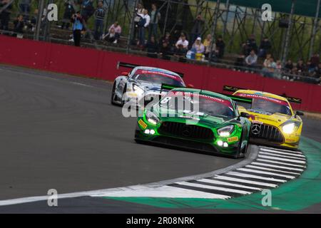 La Mercedes-AMG 8 Team Abba Racing GT3 conduite par Richard Neary et Sam Neary GT3 Silver-Am mène la Mercedes-AMG 4 2 1 2 Seas Motorsport conduite par James Cottingham & Jonny Adam GT3 Pro-Am et la Mercedes-AMG GT3 GT3 Seas Motorsport conduite par Ian Loggie & Jules Gounon GT3 cours Pro-Am au cours de la manche 3 du Championnat britannique de l'Intelligent Money GT sur le circuit de Silverstone, dans le Northamptonshire. 07 mai 2023. Photo de Jurek Biegus. Utilisation éditoriale uniquement, licence requise pour une utilisation commerciale. Banque D'Images