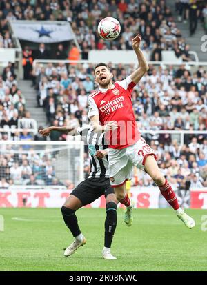 7th mai 2023 ; St James' Park, Newcastle, Angleterre : Premier League football, Newcastle United versus Arsenal ; le Jorginho d'Arsenal est fouillé par Joe Willock de Newcastle United Banque D'Images