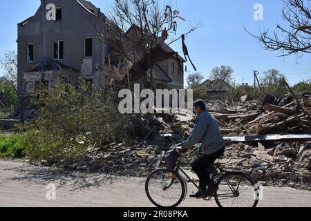 Orikhiv, Ukraine. 06th mai 2023. Un résident local fait un vélo près du bâtiment détruit par les bombardements russes à Orikhiv. Selon le maire de Melitopol Ivan Fedorov, les forces russes bombardant régulièrement l'oblast de Zaporizhzia et ont augmenté le nombre de troupes dans la région. Selon des sources russes, Zaporizhzhia Oblast est l'une des zones probables de la contre-offensive ukrainienne tant attendue. (Photo par Andriy Andriyenko/SOPA Images/Sipa USA) crédit: SIPA USA/Alay Live News Banque D'Images