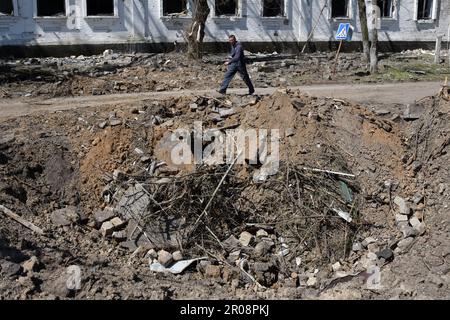 Orikhiv, Ukraine. 06th mai 2023. Un résident local passe le cratère à gauche après les bombardements russes à Orikhiv. Selon le maire de Melitopol Ivan Fedorov, les forces russes bombardant régulièrement l'oblast de Zaporizhzia et ont augmenté le nombre de troupes dans la région. Selon des sources russes, Zaporizhzhia Oblast est l'une des zones probables de la contre-offensive ukrainienne tant attendue. (Photo par Andriy Andriyenko/SOPA Images/Sipa USA) crédit: SIPA USA/Alay Live News Banque D'Images