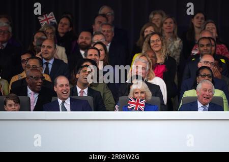 (1st rangées de gauche à droite) Prince George, le Prince de Galles, la reine Camilla et le roi Charles III (2nd rangées, 2nd rangées de gauche) et le Premier ministre Rishi Sunak dans la boîte royale regardant le concert de Coronation tenu dans le domaine du château de Windsor, Berkshire, Pour célébrer le couronnement du roi Charles III et de la reine Camilla. Date de la photo: Dimanche 7 mai 2023. Banque D'Images