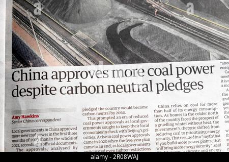 "La Chine approuve davantage d'énergie au charbon malgré ses engagements neutres en carbone", article principal du journal Guardian 24 avril 2023 Londres UK Banque D'Images