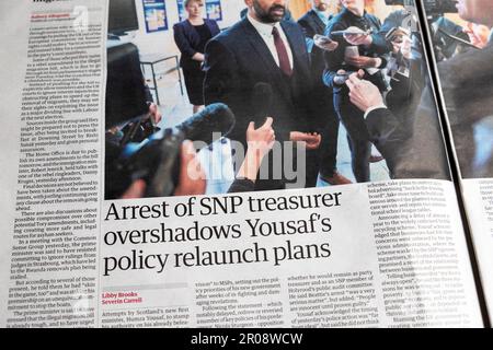 "L'arrestation du trésorier du SNP ombre les plans de relance de la politique de Yousaf" le journal Guardian titre Scotland Politics scandale article 19 avril 2023 Royaume-Uni Banque D'Images