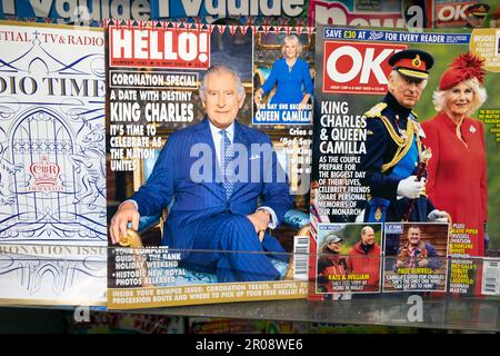 Le roi Charles III et la reine Camilla sur la couverture avant des magazines sur la tablette de magazine dans le supermarché avant le couronnement mai 2023 Londres Angleterre Royaume-Uni Banque D'Images