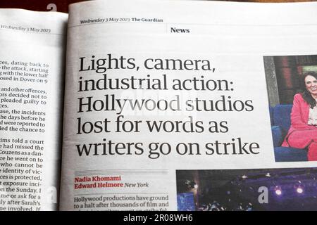 "Lumières, caméra, action industrielle: Hollywood studios perdu pour des mots alors que les écrivains vont en grève" titre du journal Guardian 3 mai 2023 Londres UK Banque D'Images