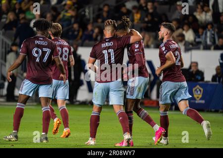 Vers l'avant des rapides du Colorado Diego Rubio (11) fête avec l'avant Kévin Cabral (91) lors d'un match MLS contre la galaxie de Los Angeles, samedi, 6 mai, Banque D'Images