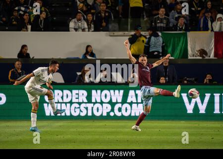 La galaxie de Los Angeles avance Gino Vivi (30) envoie une croix devant le défenseur des rapides du Colorado Keegan Rosenberry (2) lors d'un match MLS, samedi, 6 mai 2023, Banque D'Images