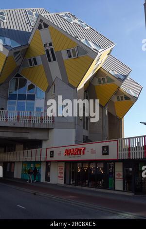 Rotterdam, NL, les maisons cubiques de Piet Blom sont situées au sommet de piliers hexagonaux dont chacun est censé représenter un arbre et l'ensemble une forêt. Banque D'Images