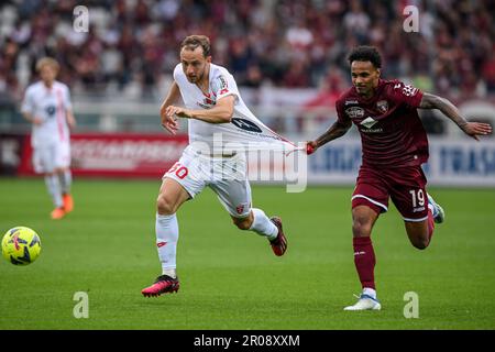 Carlos Augusto (30 AC Monza) et Valentino Lazaro (19 Torino FC) pendant la série A match Torino FC v AC Monza au stade Olimpic Grande Torino à Turin, Italie Soccer (Cristiano Mazzi/SPP) Credit: SPP Sport Press photo. /Alamy Live News Banque D'Images