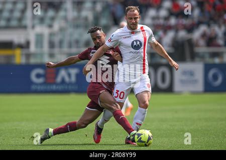 Koffi Djidji (26 Torino FC) et Carlos Augusto (30 AC Monza) pendant la série A match Torino FC / AC Monza au stade Olimpic Grande Torino à Turin, Italie Soccer (Cristiano Mazzi/SPP) Credit: SPP Sport Press photo. /Alamy Live News Banque D'Images