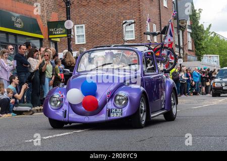 7 mai 2023. Fleet, Hampshire, Angleterre, Royaume-Uni. Le long week-end des festivités pour le couronnement du roi Charles III et de la reine Camilla a continué avec une procession de voitures classiques et de supervoitures le long de Fleet Road. Cette cérémonie a été suivie d'une parade du Couronnement impliquant des bandes de marche et des organismes communautaires. C'était un après-midi ensoleillé pour l'événement populaire, qui a attiré beaucoup de gens à observer et célébrer l'occasion royale. Banque D'Images