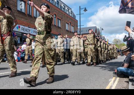 7 mai 2023. Fleet, Hampshire, Angleterre, Royaume-Uni. Le long week-end des festivités pour le couronnement du roi Charles III et de la reine Camilla a continué avec une procession de voitures classiques et de supervoitures le long de Fleet Road. Cette cérémonie a été suivie d'une parade du Couronnement impliquant des bandes de marche et des organismes communautaires. C'était un après-midi ensoleillé pour l'événement populaire, qui a attiré beaucoup de gens à observer et célébrer l'occasion royale. Banque D'Images