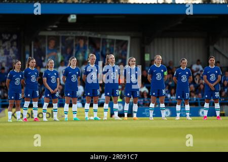 L'équipe de Chelsea se tient à l'hymne national pour commémorer le couronnement avant le lancement du match de la Barclays Women's Super League à Kingsmeadow, Londres. Date de la photo: Dimanche 7 mai 2023. Banque D'Images