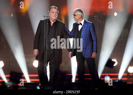 Sir Bryn Terfel (à gauche) et Andrea Bocelli se présentant au concert de Coronation qui a eu lieu dans le domaine du château de Windsor, dans le Berkshire, pour célébrer le couronnement du roi Charles III et de la reine Camilla. Date de la photo: Dimanche 7 mai 2023. Banque D'Images