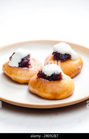 muffins frits avec confiture de prunes et crème aigre Banque D'Images