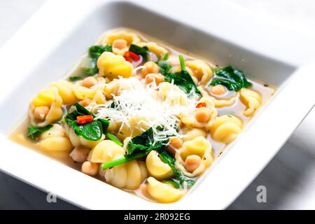 soupe aux épinards, aux pois chiches et aux pâtes Banque D'Images