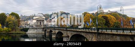 Turin, Italie - 09 novembre 2021 : vue panoramique sur la rive ouest du po, le pont Vittorio Emanuele I, l'église de Gran Madre di Dio et Banque D'Images