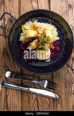 boulettes fourrées de viande fumée servies avec du chou rouge et blanc Banque D'Images