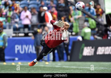 Seattle, WA, États-Unis. 22nd avril 2023. Le gardien de but des Seattle Sounders Stefan Cleveland (30) prévoit de faire des économies lors des échauffements avant le match de football MLS entre Sporting KC et le Seattle Sounders FC au Lumen Field de Seattle, WA. Steve Faber/CSM/Alamy Live News Banque D'Images