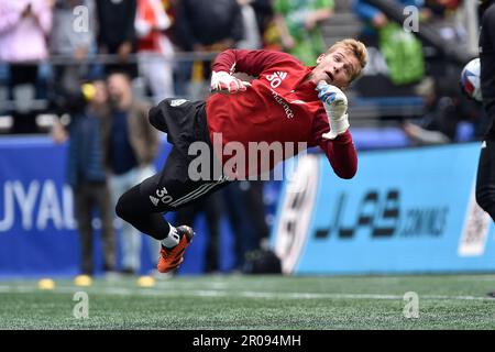 Seattle, WA, États-Unis. 22nd avril 2023. Le gardien de but des Seattle Sounders Stefan Cleveland (30) pendant les vols pendant les échauffements avant le match de football MLS entre Sporting KC et le Seattle Sounders FC à Lumen Field à Seattle, WA. Steve Faber/CSM/Alamy Live News Banque D'Images