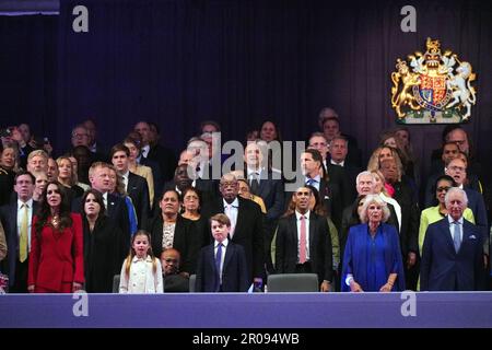 (De gauche à droite, 1st rangées) la princesse de Galles, la princesse Charlotte, le prince George, la reine Camilla et le roi Charles III, (de gauche à droite, 2nd rangées) Jack Brooksbank, la princesse Eugénie et (3rd de droite, 2nd rangées) Le Premier ministre Rishi Sunak dans la Royal Box regarde le concert de Coronation qui a eu lieu dans les jardins du château de Windsor, dans le Berkshire, pour célébrer le couronnement du roi Charles III et de la reine Camilla. Date de la photo: Dimanche 7 mai 2023. Banque D'Images