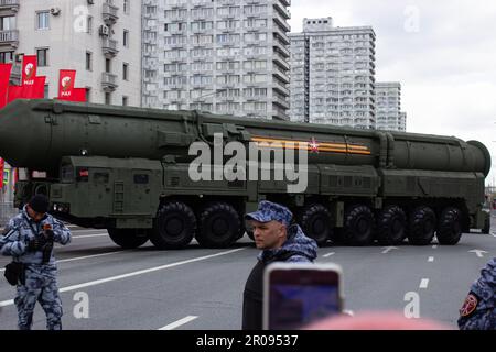 Moscou, Russie. 07th mai 2023. RS-24 yars, un missile balistique intercontinental thermonucléaire armé russe équipé du MIRV. Le système MIRV permet à un seul missile de livrer plusieurs têtes nucléaires à différentes cibles. Est vu dans le centre de Moscou lors de la répétition générale du défilé du jour de la victoire tenu à 7 mai 2023. Les défilés militaires traditionnels du jour de la victoire ont été annulés dans un certain nombre de villes russes pour des raisons économiques et de sécurité. Cependant, les autorités russes ont déclaré qu'elles n'annuleraient pas le défilé du jour de la victoire dans la capitale russe malgré une récente attaque par drone contre le Kremlin Banque D'Images