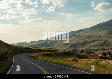 Route vide menant de Yellowstone à la petite ville de Gardiner Montana en été Banque D'Images