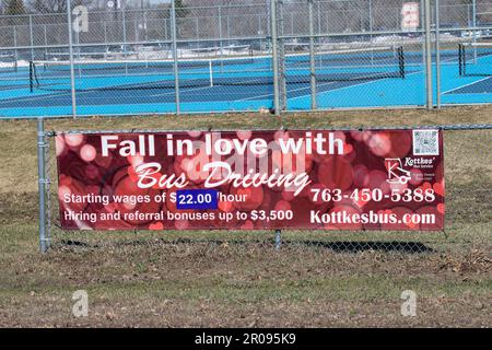 Blaine, Minnesota. École secondaire Blaine. Signez la publicité pour les gens à tomber amoureux de la conduite d'autobus pour attirer de nouvelles embauches. Banque D'Images