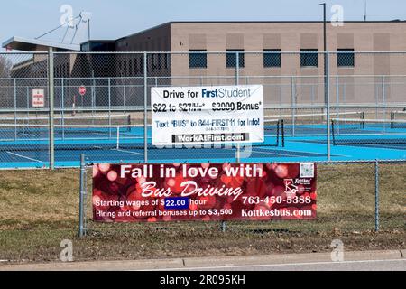 Blaine, Minnesota. École secondaire Blaine. Une paire de signes concurrents pour les nouveaux employés pour conduire l'autobus scolaire pour le lycée. Banque D'Images