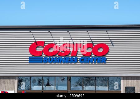 Minneapolis, Minnesota. Centre d'affaires Costco. Costco est un entrepôt réservé aux membres qui vend tout, de l'épicerie à l'électronique. Banque D'Images