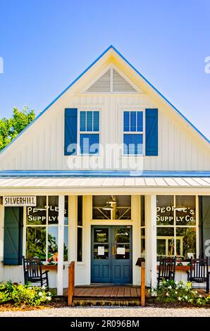 La compagnie d'approvisionnement de la population est photographiée, 30 avril 2023, à Silverhill, Alabama. Le magasin général historique, construit en 1902, sert maintenant de banque unie. Banque D'Images